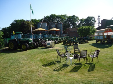 Mein JOHN-DEERE 3040 steht mitten drin in der Reihe