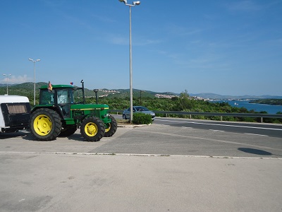 Landschaft mit Traktor