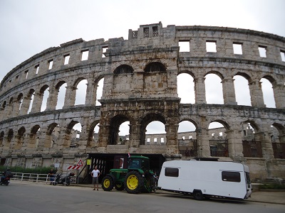JOHN-DEERE 3040 vor dem Amphietheater in PULA
