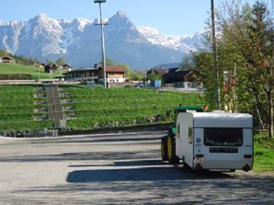Hier stehe ich mit dem Traktor und Wohnwagen auf dem Parkplatz in Bischofshofen