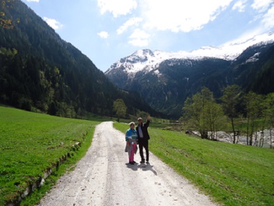 Auf dem Bild sehen wir Herbert und Edith Diess im Tal der Almen