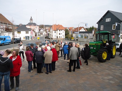 Hier sehen wir einen Teil der Anwesenden auf dem Rathausplatz