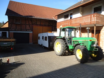 Der Traktor steht vor meinem Elternhaus