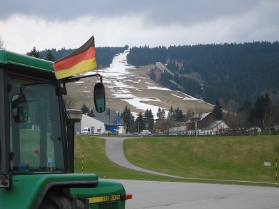 Hier sehen wir die Sprungschanze im Hintergrund, auf der der Oberwiesenthaler Jens Weisflog noch zu DDR-Zeiten Weltrekord erreichte