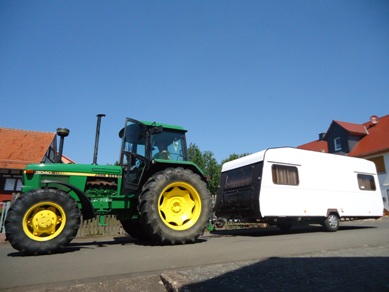 Die Reise mit dem Wohnwagen hinter dem Traktor